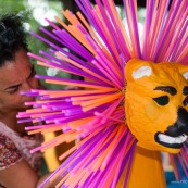 Carnaval en Guyane. Petite séance photos avant la parade du littoral de Kourou, dans les coulisses de la troupe Siliko qui prépare activement ce carnaval 2016. Chaque semaine, ils construisent de nouveaux costumes.  Les petites mains s’activent de tous les cotés pour la fabrication d’immenses marionnettes sur le thèmes des animaux. Mouton paresseux, Iguane, Jaguar, Caniche, Zébu…