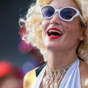 Carnaval de Guyane. Parade du littoral à Kourou. Deguisement. Touloulou. Masques. Costumes. Marionnettes. Diables rouges. Noir marron. Neg marron. Balayseuses.