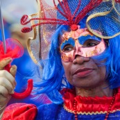 Carnaval de Guyane. Parade du littoral à Kourou. Deguisement. Touloulou. Masques. Costumes. Marionnettes. Diables rouges. Noir marron. Neg marron. Balayseuses.