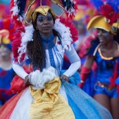 Carnaval de Guyane. Parade du littoral à Kourou. Deguisement. Touloulou. Masques. Costumes. Marionnettes. Diables rouges. Noir marron. Neg marron. Balayseuses.