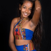 Portraits en studio à Maripsaoula. Enfants et adultes. Portrait.