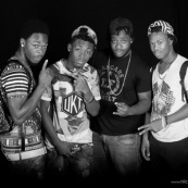 Portraits en studio à Maripsaoula. Enfants et adultes. Portrait.