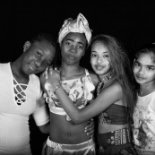 Portraits en studio à Maripsaoula. Enfants et adultes. Portrait.