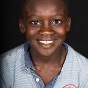 Portraits en studio à Maripsaoula. Enfants et adultes. Portrait.