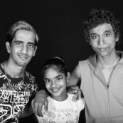 Portraits en studio à Maripsaoula. Enfants et adultes. Portrait.