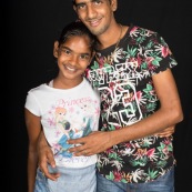 Portraits en studio à Maripsaoula. Enfants et adultes. Portrait.