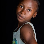 Portraits en studio à Maripsaoula. Enfants et adultes. Portrait.