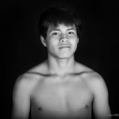 Portraits en studio à Maripsaoula. Enfants et adultes. Portrait.