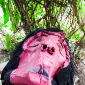Carnaval en Guyane. Petite séance photos avant la parade du littoral de Kourou, dans les coulisses de la troupe Siliko qui prépare activement ce carnaval 2016. Chaque semaine, ils construisent de nouveaux costumes.  Les petites mains s’activent de tous les cotés pour la fabrication d’immenses marionnettes sur le thèmes des animaux. Mouton paresseux, Iguane, Jaguar, Caniche, Zébu…