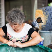Carnaval en Guyane. Petite séance photos avant la parade du littoral de Kourou, dans les coulisses de la troupe Siliko qui prépare activement ce carnaval 2016. Chaque semaine, ils construisent de nouveaux costumes.  Les petites mains s’activent de tous les cotés pour la fabrication d’immenses marionnettes sur le thèmes des animaux. Mouton paresseux, Iguane, Jaguar, Caniche, Zébu…