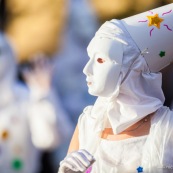 Carnaval de Guyane. Parade du littoral à Kourou. Deguisement. Touloulou. Masques. Costumes. Marionnettes. Diables rouges. Noir marron. Neg marron. Balayseuses.
