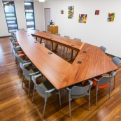 Meuble en bois massif de Guyane de marque DISSI. Grande table de réuinon de l'IEDOM.