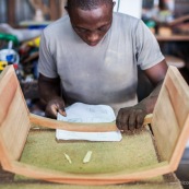 Artisan menuisier en train de réaliser du mobilier en bois massif de Guyane pour la marque DISSI.