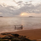 Table basse en wacapou (bois massif de Guyane) immergée dans la mer au lever du soleil. Marque DISSI.