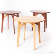 Meuble en bois massif de Guyane de marque DISSI. Petite table ronde.