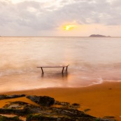 Table basse en wacapou (bois massif de Guyane) immergée dans la mer au lever du soleil. Marque DISSI.