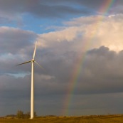 Eolienne au pied d'un double arc en ciel, apres un orage, dans un champ laboure.

Exploitant : Eurowatt.
Modele : Gamesa. 
80 metres de haut. 
Parc de 7 eoliennes, puissance totale de 9400 kW.