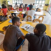 Crise sociale en Guyane. 11 avril 2017. Les poids lours bloquent toutes les routes. Impossible de passer (sauf piétons et vélos). Il n'y a plus de cours depuis 3 semaines du fait des blocages des routes. Les guyanais s'organisent pour mettre en place du soutien scolaire pour les jeunes qui passent des examens. Professeurd bénévoled avec des élèves.