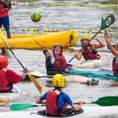 Kayak polo sur le lac saccharin pres du Rorota en Guyane Francaise (Remire Montjoly). Sport d'equipes avec ballon en Kayak. En exterieur. Terrain.