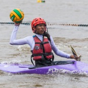Kayak polo sur le lac saccharin pres du Rorota en Guyane Francaise (Remire Montjoly). Sport d'equipes avec ballon en Kayak. En exterieur. Terrain.