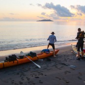 Kayak de mer en Guyane. Depart depuis la plage de Remire Montjoly pour rejoindre les iles du salut a la rame. Arret aux ilets Dupont a Cayenne, puis a l'ilet de l'enfant perdu. Depart au lever du soleil.