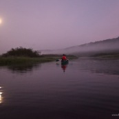Marais de Kaw en Guyane au leve du soleil. En canoe et en kayaks. Lune en arriere plan.
