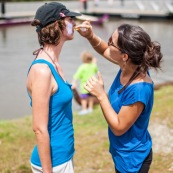 Course de pirogue en Guyane a Montsinery tonnegrande. P12 et P4 (12 places et 4 places). Organise par le club de canoe kayak et pirogue de Cayenne (ASPAG). Deguisements des equipages.