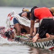 Course de pirogue en Guyane a Montsinery tonnegrande. P12 et P4 (12 places et 4 places). Organise par le club de canoe kayak et pirogue de Cayenne (ASPAG). Deguisements des equipages.