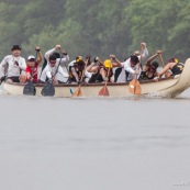 Course de pirogue en Guyane a Montsinery tonnegrande. P12 et P4 (12 places et 4 places). Organise par le club de canoe kayak et pirogue de Cayenne (ASPAG). Deguisements des equipages.