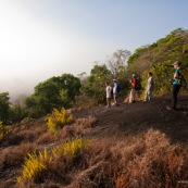 Au levé du jour depuis une savane roche en Guyane, dans le parc amazonien de Guyane. Inselberg. Groupe de touristes en expedition.