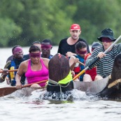 Course de pirogue en Guyane a Montsinery tonnegrande. P12 et P4 (12 places et 4 places). Organise par le club de canoe kayak et pirogue de Cayenne (ASPAG). Deguisements des equipages.
