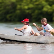 Course de pirogue en Guyane a Montsinery tonnegrande. P12 et P4 (12 places et 4 places). Organise par le club de canoe kayak et pirogue de Cayenne (ASPAG). Deguisements des equipages.