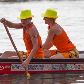 Course de pirogue en Guyane a Montsinery tonnegrande. P12 et P4 (12 places et 4 places). Organise par le club de canoe kayak et pirogue de Cayenne (ASPAG). Deguisements des equipages.
