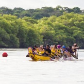 Course de pirogue en Guyane a Montsinery tonnegrande. P12 et P4 (12 places et 4 places). Organise par le club de canoe kayak et pirogue de Cayenne (ASPAG). Deguisements des equipages.