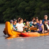 Course de pirogue en Guyane a Montsinery tonnegrande. P12 et P4 (12 places et 4 places). Organise par le club de canoe kayak et pirogue de Cayenne (ASPAG). Deguisements des equipages.