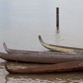 Course de pirogue en Guyane a Montsinery tonnegrande. P12 et P4 (12 places et 4 places). Organise par le club de canoe kayak et pirogue de Cayenne (ASPAG). Deguisements des equipages.
