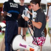 Course de pirogue en Guyane a Montsinery tonnegrande. P12 et P4 (12 places et 4 places). Organise par le club de canoe kayak et pirogue de Cayenne (ASPAG). Deguisements des equipages.