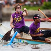 Course de pirogue en Guyane a Montsinery tonnegrande. P12 et P4 (12 places et 4 places). Organise par le club de canoe kayak et pirogue de Cayenne (ASPAG). Deguisements des equipages.