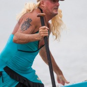 Course de pirogue en Guyane a Montsinery tonnegrande. P12 et P4 (12 places et 4 places). Organise par le club de canoe kayak et pirogue de Cayenne (ASPAG). Deguisements des equipages.