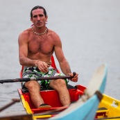 Course de pirogue en Guyane a Montsinery tonnegrande. P12 et P4 (12 places et 4 places). Organise par le club de canoe kayak et pirogue de Cayenne (ASPAG). Deguisements des equipages.