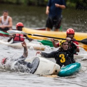 Kayak polo sur le lac saccharin pres du Rorota en Guyane Francaise (Remire Montjoly). Sport d'equipes avec ballon en Kayak. En exterieur. Terrain.