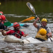 Kayak polo sur le lac saccharin pres du Rorota en Guyane Francaise (Remire Montjoly). Sport d'equipes avec ballon en Kayak. En exterieur. Terrain.