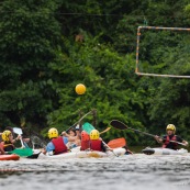 Kayak polo en Guyane, lac saccharin. Jeune jouant avec un ballon en kayak en exterieur. Pres du sentier du rorota a Remire Montjoly.