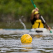 Kayak polo en Guyane, lac saccharin. Jeune jouant avec un ballon en kayak en exterieur. Pres du sentier du rorota a Remire Montjoly.