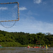Kayak polo en Guyane, lac saccharin. Jeune jouant avec un ballon en kayak en exterieur. Pres du sentier du rorota a Remire Montjoly.
