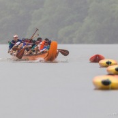 Course de pirogue en Guyane a Montsinery tonnegrande. P12 et P4 (12 places et 4 places). Organise par le club de canoe kayak et pirogue de Cayenne (ASPAG). Deguisements des equipages.