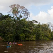 Kayak polo a saut maripa du cote de Saint Georges de l'Oyapock. Organise par le club Tukus. Sport d'équipe avec ballon. Jeunes.