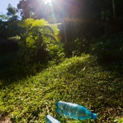 Methode SODIS pour desinfecter l'eau et la renrde potable : il suffit de la placer au soleil pendant un certain temps a l'interieur de bouteilles en plastique transparentes.
