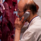Boucher au téléphone Hong-Kong viande boucherie.