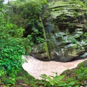 Panorama rivière en montagne petit canyon avec touriste et garde parc qui observent aux jumelles.